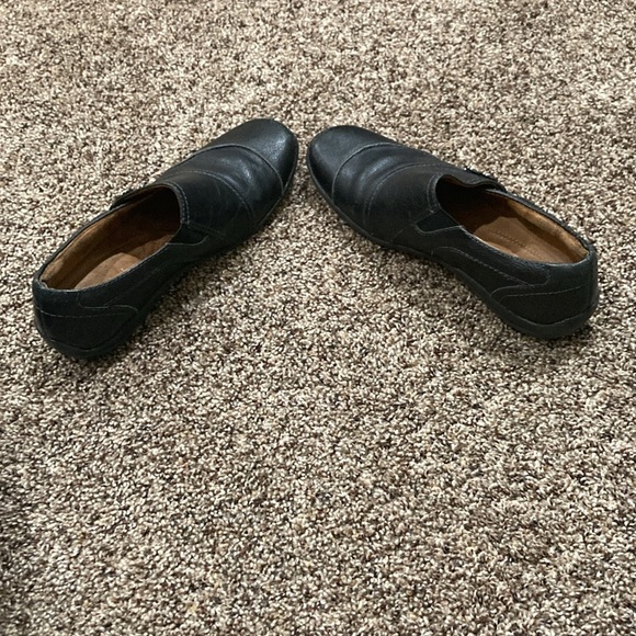 Naturalizer Women’s Black Leather Button Moccasins Shoes - Picture 3 of 8